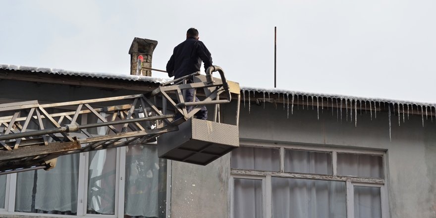 Adilcevaz Belediyesi Çatılarda Oluşan Buz Sarkıtlarını Temizledi