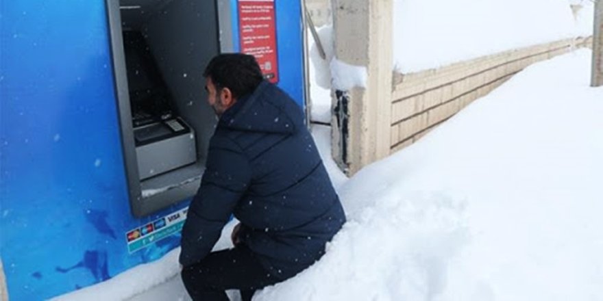 ATM'lerden Paralarını, Karın Üstüne Oturarak Çekiyorlar