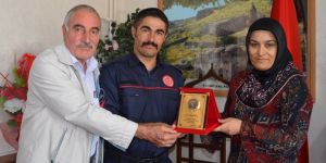 Adilcevaz Belediyesinden Hakan Karahan’a Plaket