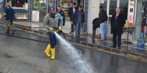 Adilcevaz'da Kış Ortasında Yol Yıkama ve Temizlik Çalışması