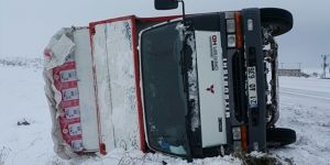 Kar Yağışı Nedeniyle Kontrolden Çıkan Kamyon Devrildi